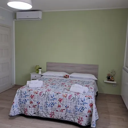 Villa Rosa & Camera Con Vasca Privata In Uso Esclusivo In Giardino Apartmán *